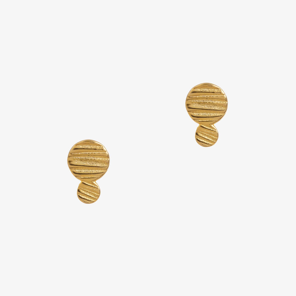 Earrings with one large circle and one small circle in gold